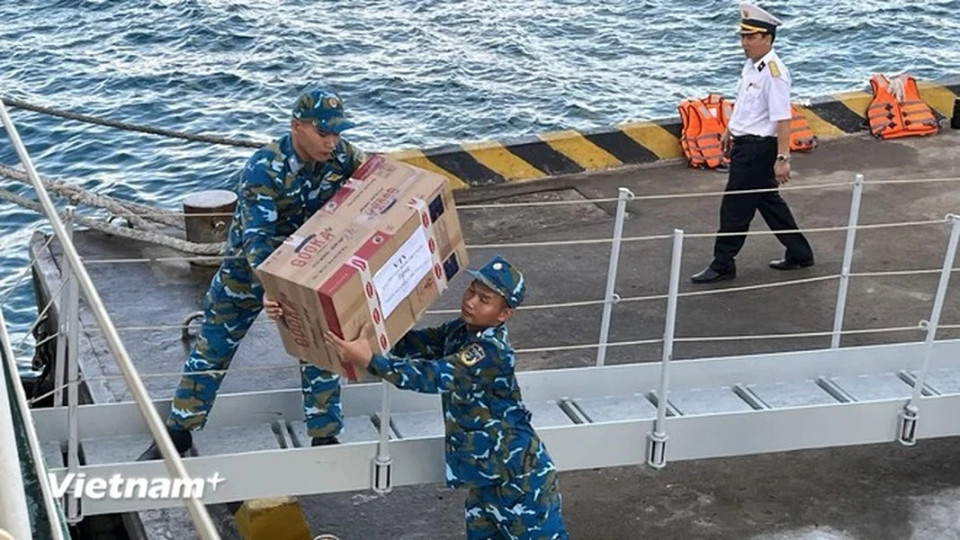 Солнце, ветер и даже шторм «украшают» мужественную красоту солдат. (Фото: Вьетнам+)
