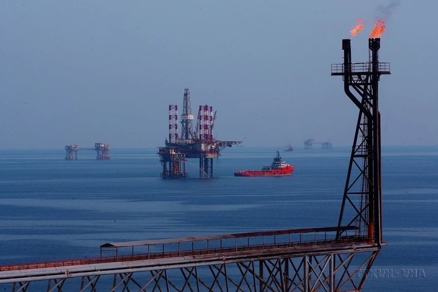 Российские инвестиционные проекты, в частности совместное нефтегазовое предприятие «Вьетсовпетро», внесли значительный вклад в социально-экономическое развитие Вьетнама. На фото: Центральная технологическая платформа № 2 на нефтяном месторождении Батьхо, входящем в СП «Вьетсовпетро». (Фото: ВИА)