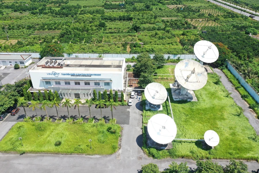 Станция VINASAT-Que Duong, стратегически расположенная в Каткуэ, Хоайзык, Ханой служит основным центром управления. (Фото: ВИА)