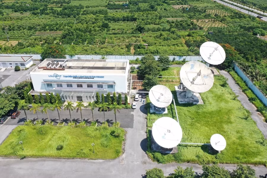 Станция VINASAT-Que Duong, стратегически расположенная в Каткуэ, Хоайзык, Ханой служит основным центром управления. (Фото: ВИА)
