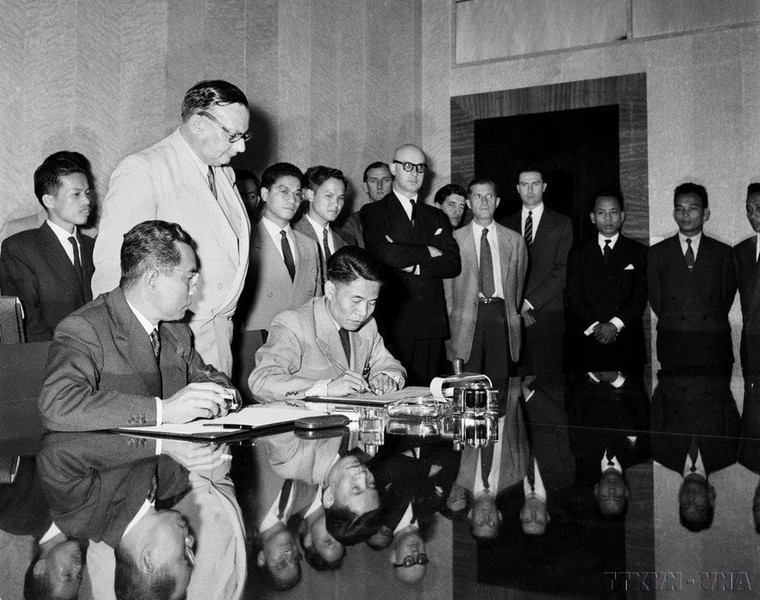 В 24:00 20 июля 1954 года (по женевскому времени), утром 21 июля 1954 года (по ханойскому времени) заместитель министра обороны Та Куанг Быу от имени правительства и генерального командования Вьетнамской народной армии подписал Соглашение о перемирии во Вьетнаме. Вскоре после этого было подписано Соглашение о перемирии в Лаосе и Камбодже. (Фото: ВИА)