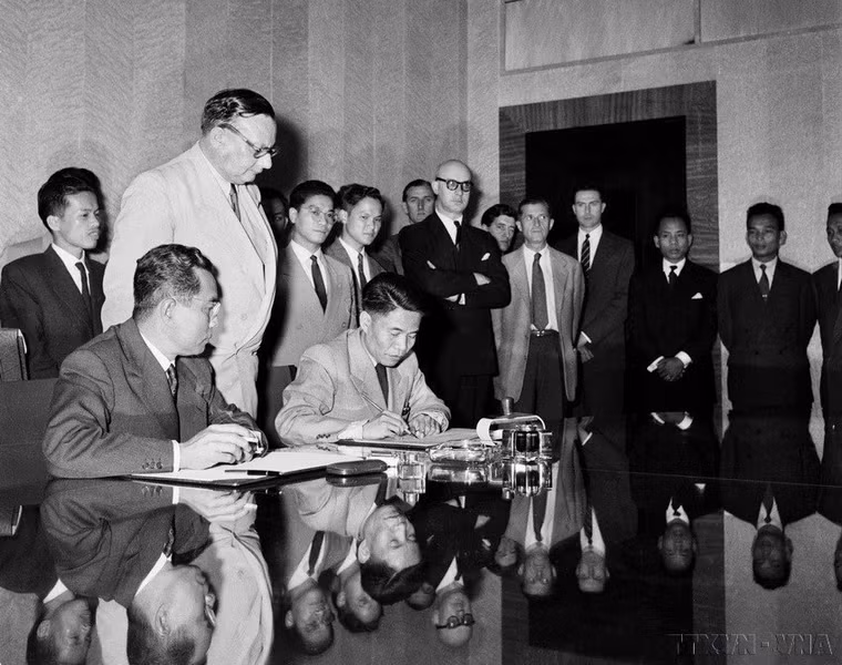 В 24:00 20 июля 1954 года (по женевскому времени), утром 21 июля 1954 года (по ханойскому времени) заместитель министра обороны Та Куанг Быу от имени правительства и генерального командования Вьетнамской народной армии подписал Соглашение о перемирии во Вьетнаме. Вскоре после этого было подписано Соглашение о перемирии в Лаосе и Камбодже. (Фото: ВИА)