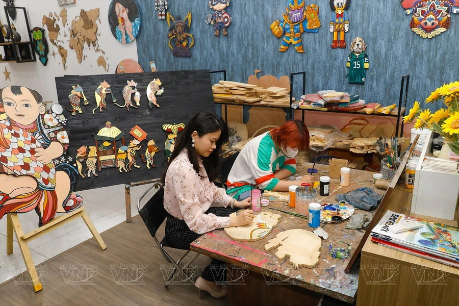 Изделие с изображениями народной культуры, используемое для оформления современных жилых помещений. (Фото: ВИА)