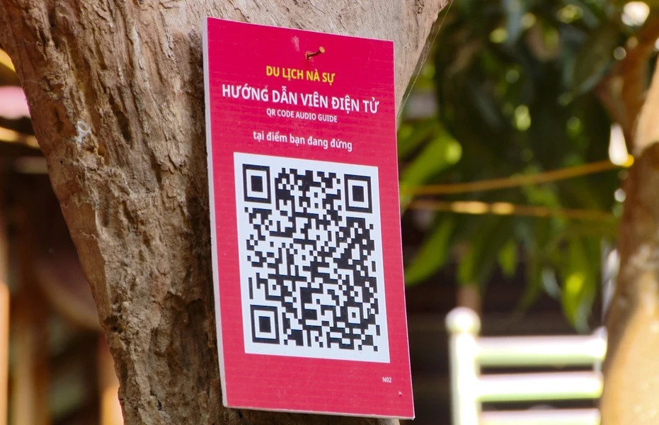 Туристы могут сканировать QR-коды, чтобы получить доступ к информации об услугах на туристическом объекте общины Нашы. (Фото: ВИА)