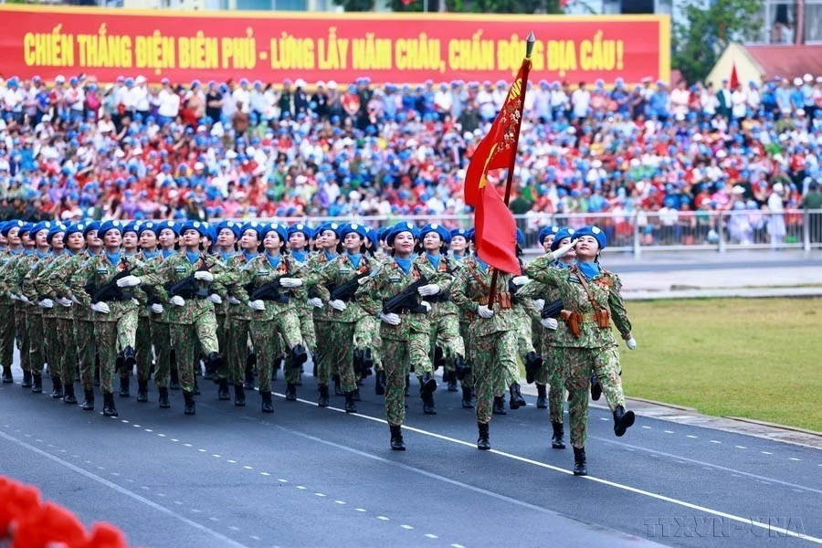 Женщина-офицер миротворческих сил участвует в военном параде по случаю 70-й годовщины исторической победы при Дьенбьенфу (7 мая 1954 - 7 мая 2024). (Фото: ВИA)