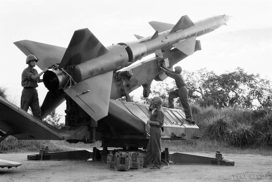 27 июня 1972 года 57-е подразделение ракетных войск противовоздушной обороны сбило 3700-й американский самолет над воздушным пространством Ханоя. (Фото: ВИА)