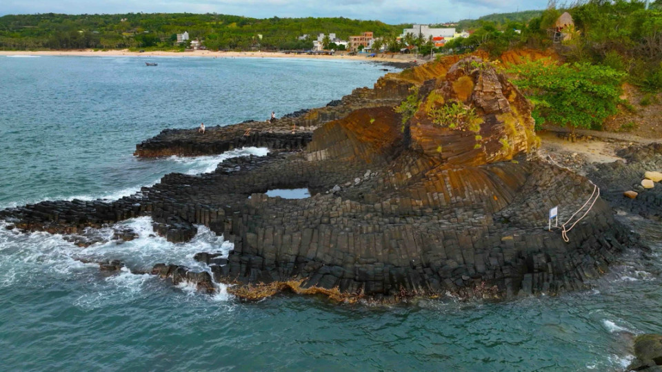 Основная площадь рифа составляет около 2 700 кв. м., а базальтовые колонны образуют два выступающих в море полуострова. (Фото: ВИА)