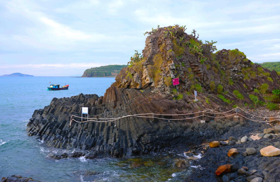 Риф сформирован из базальтовых скал различной формы, в том числе шестиугольных, круглых и квадратных, сложенных друг на друга для создания прочной структуры. (Фото: ВИА)