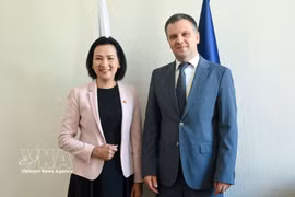 Посол Нгуен Тхи Минь Нгует фотографируется на память с Министром юстиции Болгарии Николаем Найденовым. Фото: ВИА