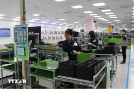 Рабочие ООО «Samsung Electronics Vietnam» во время рабочей смены на предприятии в промышленной зоне Йенфонг, провинция Бакнинь. (Фото: ВИА)