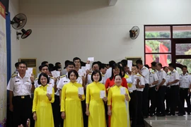 Военнослужащие и жители Чыонгша участвуют в голосовании на избирательном участке № 1 специальной административной зоны Чыонгша. (Фото: ВИА)