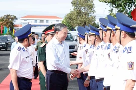 Генеральный секретарь То Лам с представителями Командования 4-го района Береговой охраны. (Фото: ВИА)