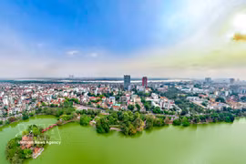 Панорама политического центра столицы Ханоя, открывающаяся от озера Хоанкием в сторону Красной реки. Фото: ВИА