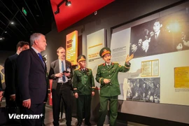 Председатель Государственной Думы Федерального Собрания Российской Федерации и делегация слушают рассказ о революционном пути Президента Хо Ши Мина. (Фото: ВИА)