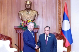 Генеральный секретарь То Лам и бывший Генеральный секретарь, бывший Президент Лаоса Буннянг Ворачит. (Фото: ВИА)