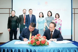 Представители Central Retail Vietnam и Lotte Plaza Market подписывают соглашение о сотрудничестве по распределению товаров в ходе мероприятия. (Фото: ВИА)