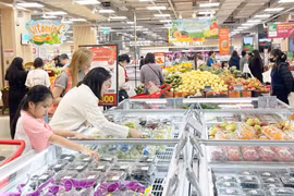 Покупатели выбирают фрукты в торговом центре Lotte Mall West Lake Hanoi. (Фото: Hanoimoi)