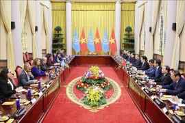 Президент государства Лыонг Кыонг ведёт переговоры с Генеральным секретарём ООН Антониу Гутерришем. (Фото: ВИА)