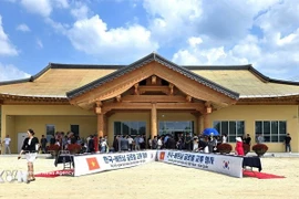 Фасад здания Общественного центра во Вьетнамской деревне в уезде Бонхва (Республика Корея). (Фото: ВИА)