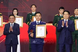 Президент государства Лыонг Кыонг и постоянный член Секретариата Чан Кам Ту вручают премию категории «А» лауреатам — авторам и авторским коллективам. (Фото: ВИА)