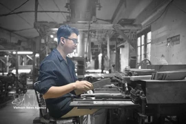 Деревня шёлкового ткачества Ванфук внедряет технологии и цифровую трансформацию в производстве. (Фото: ВИА)