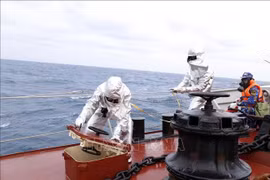 Моряки отрабатывают элементы учений по борьбе за живучесть корабля. (Фото: ВИА)