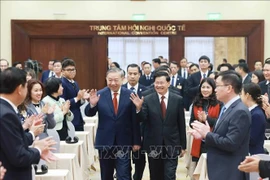 Генеральный секретарь То Лам и Генеральный секретарь, Президент Лаоса Тхонглун Сисулит прибывают на конференцию. (Фото: ВИА)