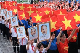 Члены Коммунистического союза молодежи и пионеры исполняют номер «Мой Вьетнам!». (Фото: ВИА)