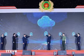 Премьер-министр Фам Минь Тьинь и делегаты торжественно открыли Национальный центр данных № 1 и объявили о вводе в официальную эксплуатацию Системы баз данных Национального центра данных. (Фото: ВИА)