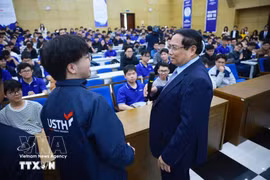 Премьер-министр Фам Минь Тьинь вдохновляет студентов Университета науки и технологий Ханоя. (Фото: ВИА)