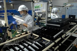 Производственная линия по выпуску электронного оборудования и осветительных приборов для автомобилей и мотоциклов на предприятии ООО "Stanley Electric Vietnam" (японские инвестиции) в Ханое. (Фото: ВИА)