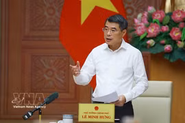 Премьер-министр Правительства Ле Минь Хынг проводит рабочую встречу с руководством Государственного банка Вьетнама. Фото: ВИА