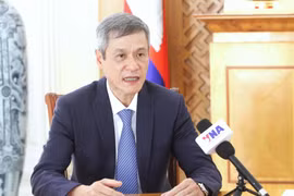 Посол Нгуен Минь Ву отвечает на вопросы в интервью о визите Генерального секретаря в Камбоджу. (Фото: ВИА)