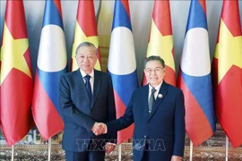 Генеральный секретарь То Лам проводит встречу с Председателем Национального собрания Лаоса Сайсомпоном Фомвиханом. (Фото: ВИА)