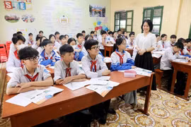 Учительница и учащиеся 8 «А» класса школы основного образования «Тхонг Нят» общины Хынгха провинции Хынгйен на уроке литературы. (Фото: ВИА)