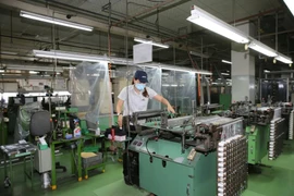 По итогам 2025 года сектор обрабатывающей промышленности занимает первое место по привлечению ПИИ: 5 829 новых зарегистрированных инвестиционных проектов с общим объёмом инвестиций более 75,4 млрд долларов США, что составляет 53,3% от общего объёма зарегистрированных инвестиций, привлечённых в Хошимин. (Фото: kinhtedothi.vn)