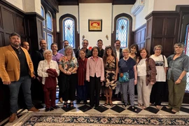 Посол Вьетнама в Аргентине Нго Минь Нгуйет встречается с представителями Аргентино-вьетнамского института культуры (ICAV), Коммунистической партии Аргентины и местных средств массовой информации на весенней встрече. (Фото: ВИА)