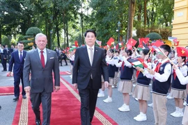 Дети столицы Ханоя приветствуют Короля Иордании Абдаллу II ибн аль-Хусейна, находящегося с официальным визитом во Вьетнаме. (Фото: ВИА)