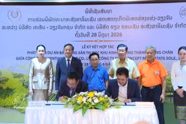 Генеральный директор компании KN Vientiane Group Co., Ltd Ле Хюи Хоанг и директор компании Real Concept Real Estate Sole Co., Ltd Буавиенг Чампафан подписывают документы о сотрудничестве в присутствии участников церемонии. Фото: ВИА