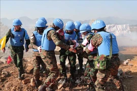 Эпизод учений по спасению пострадавших при обрушении здания. (Фото: ВИА)