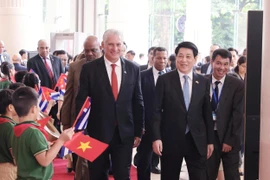 Президент государства Лыонг Кыонг вместе с Первым секретарём Центрального комитета Коммунистической партии Кубы, Президентом Республики Куба Мигелем Диас-Канелем Бермудесом приняли участие в торжественном мероприятии. (Фото: ВИА)