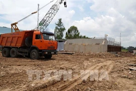 Ведутся работы по реализации проекта модернизации дороги DT841 на участке, проходящем через город Хонгнгы провинции Донгтхап. (Фото: ВИА)