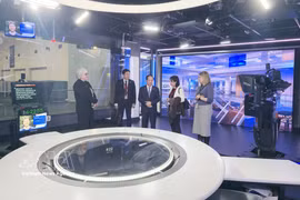 Член Политбюро, секретарь ЦК КПВ, Заведующий Отделом ЦК КПВ по пропаганде и политическому воспитанию Чинь Ван Кует осматривает производственную инфраструктуру ABC. Фото: ВИА