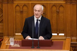 Господин Андраш Бака выступает перед Национальным собранием Венгрии в Будапеште после избрания Президентом, 11 августа 2026 года. (Фото: Синьхуа/ВИА)