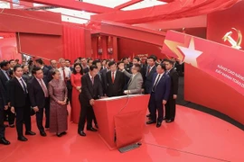 Заместитель премьер-министра Май Ван Тьинь вместе с Генеральным секретарём, Президентом Лаоса Тхонглуном Сисулитом и Председателем Народной партии Камбоджи Хун Сеном посетили выставку. (Фото: ВИА)