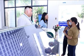 Кадры квартала Тэйхо города Ханоя консультируют жителей по оформлению административных процедур. (Фото: ВИА)