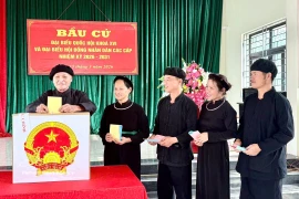 Представители народности тай из деревни Нао, общины Анлак провинции Бакнинь с воодушевлением участвуют в голосовании. (Фото: ВИА)