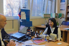 Доктор Олег Румянцев отвечает на вопросы корреспондента ВИА. (Фото: ВИА)