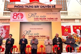 Делегаты перерезают ленточку на церемонии открытия тематической выставки «Весна — истоки побед». (Фото: nhandan.vn)