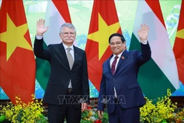 Премьер-министр Фам Минь Тьинь встречается с председателем Национального собрания Венгрии Ласло Кёвером, находящимся с официальным визитом во Вьетнаме. (Фото: ВИА)